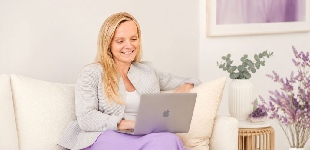 I-Bild: Dijana Katranicovic sitzt vor ihrem Computer auf dem Sofa - Symbol für die vertrauensvolle Elternberatung