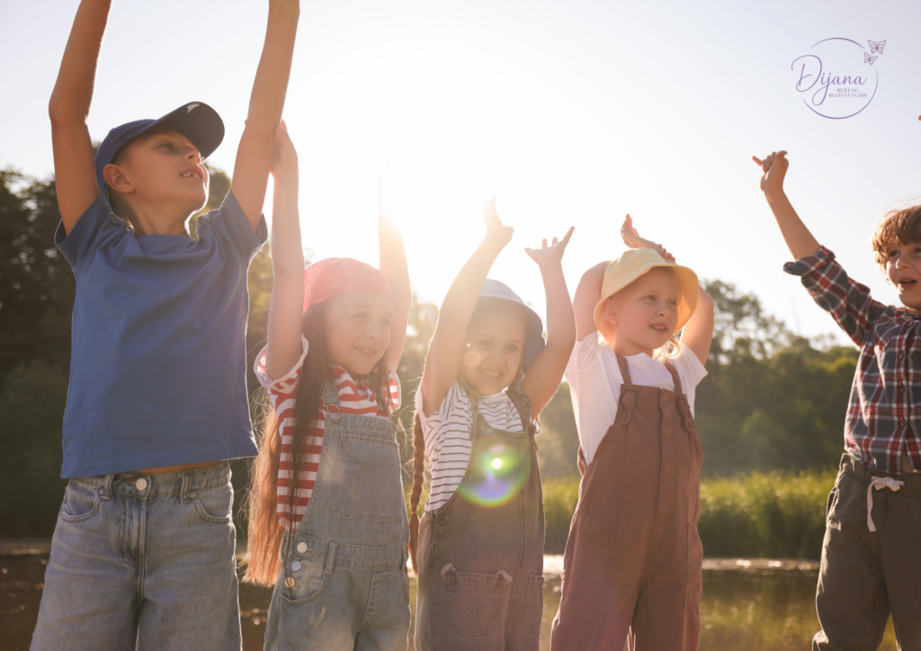 Gestärkte Kinder, die Selbstvertrauen bekommen durch das Kindertraining Hamburg